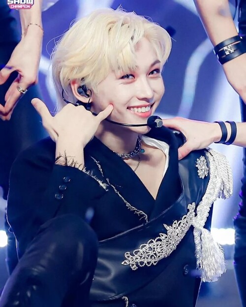felix straykids 241299004 1326455594435340 3835250857823089418 n (2)