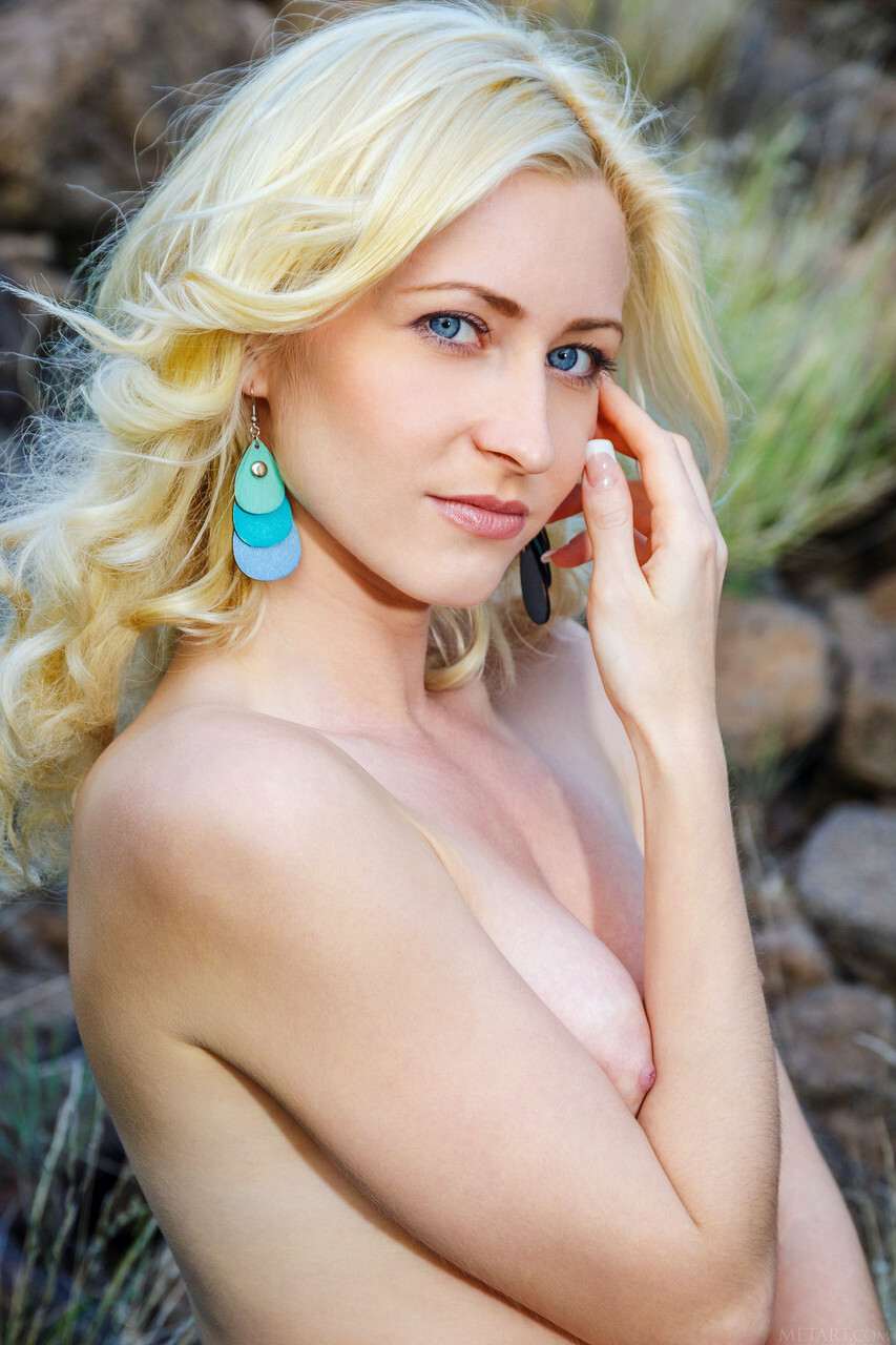 Брюнетка Janelle B
