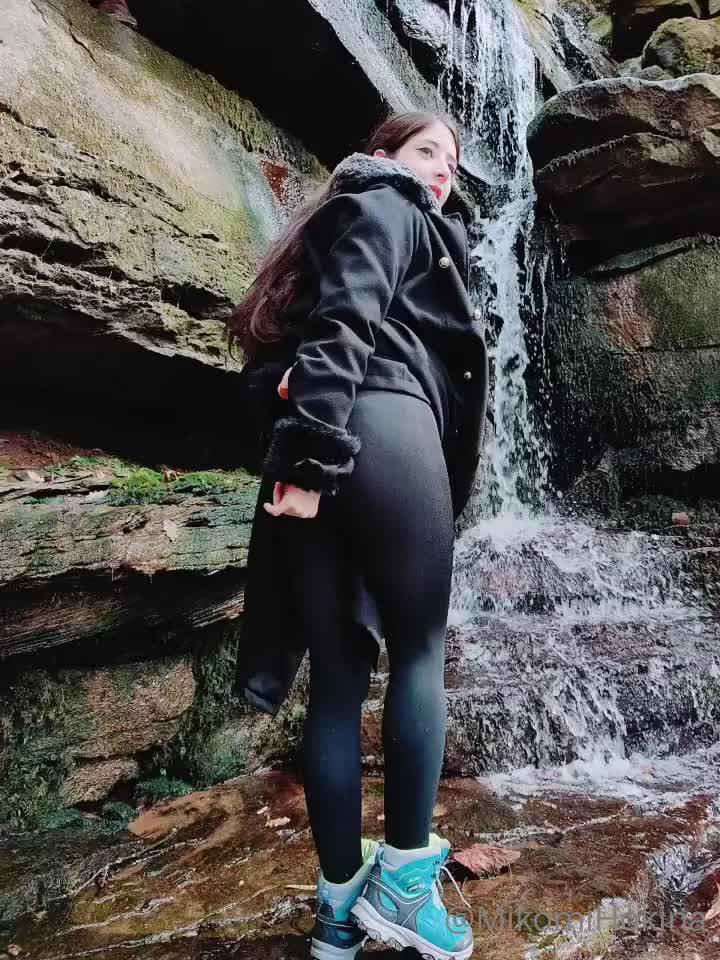 fYzNX9.webm